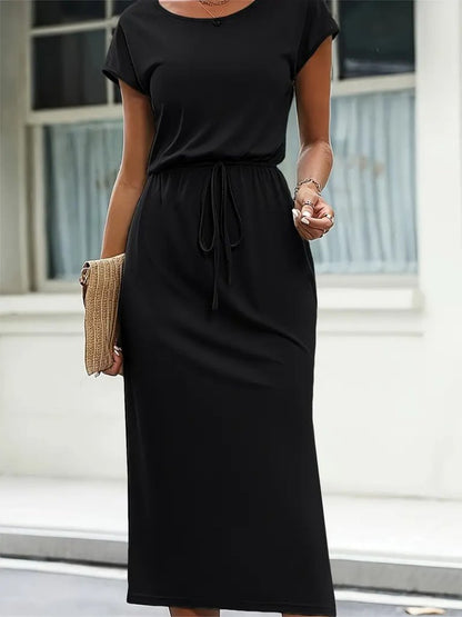 Kadın Kısa Kollu Yakası Açık Belden Kuşaklı Yandan Yırtmaçlı Midi Viskon Elbise