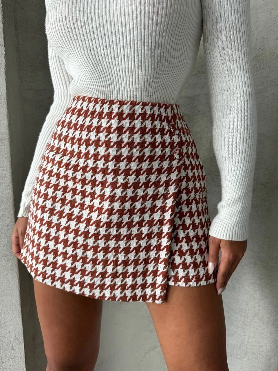İki düğmeli kaz ayağı desen ch kumaş şort etek bordobeyaz h26414