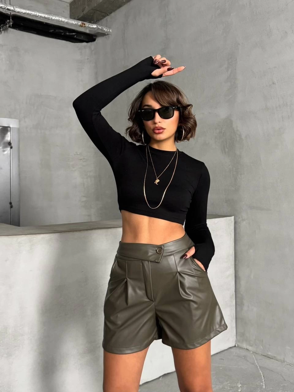 İki düğmeli pileli şort