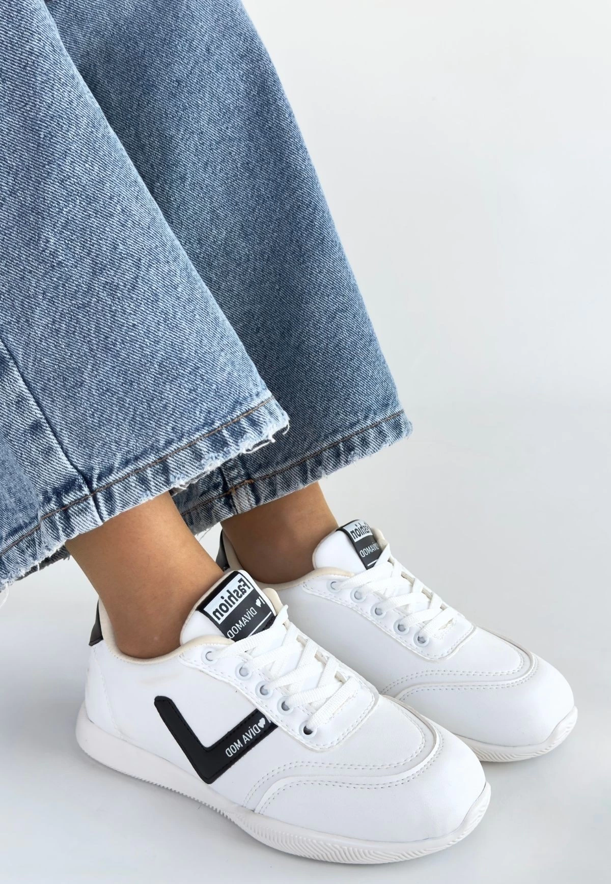 Jowen Beyaz Cilt Siyah Detaylı Bağcıklı Spor Ayakkabı