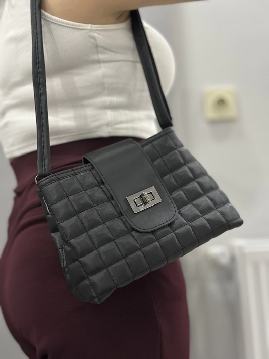 Kapaklı kapitone siyah cilt çanta