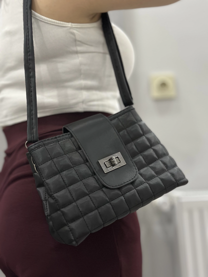 Kapaklı kapitone siyah cilt çanta