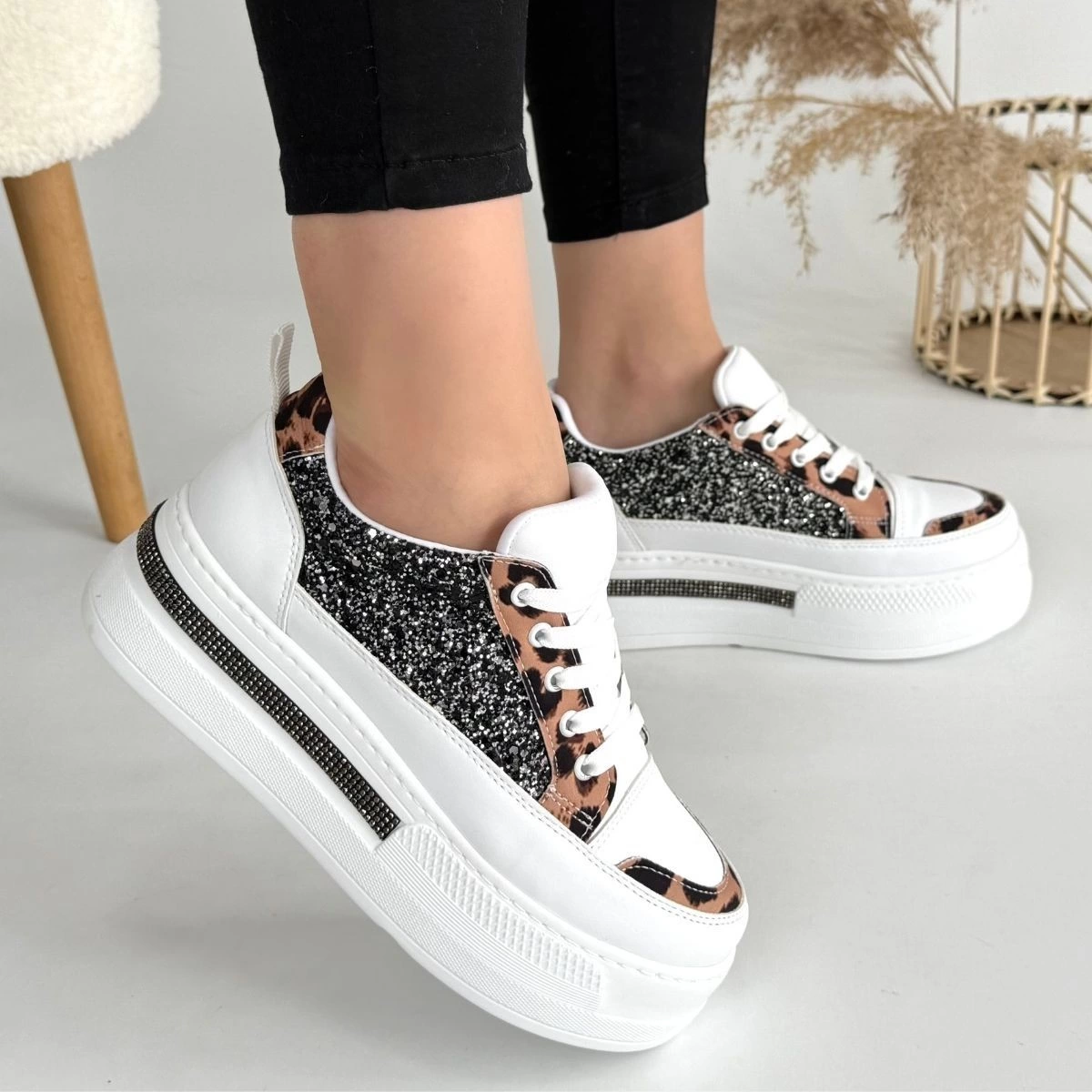 Lawin Beyaz Cilt Siyah Simli Bağcıklı Spor Ayakkabı