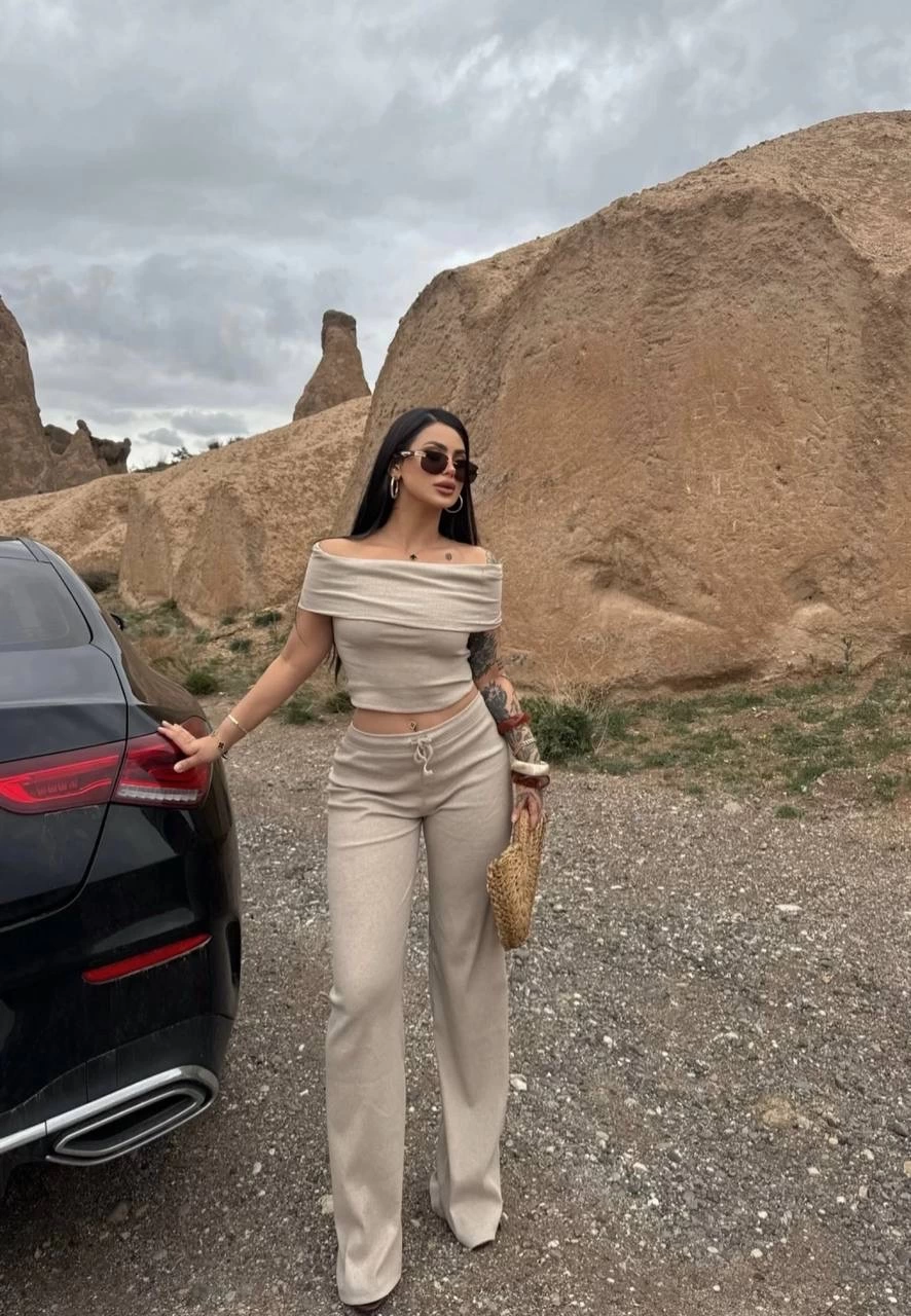 Madonna yaka bol paça pantolonlu takım