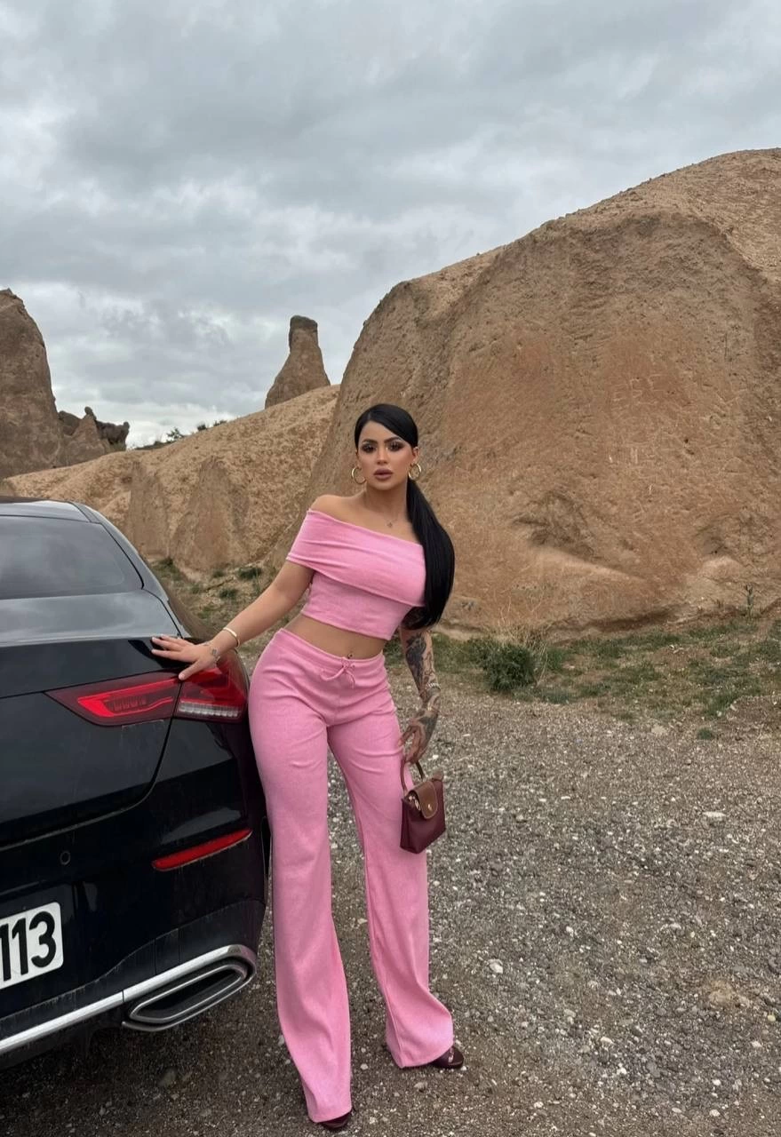 Madonna yaka bol paça pantolonlu takım