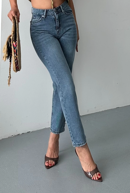 Mom fit kar yıkama bıyık detaylı jeans pantolon d2006