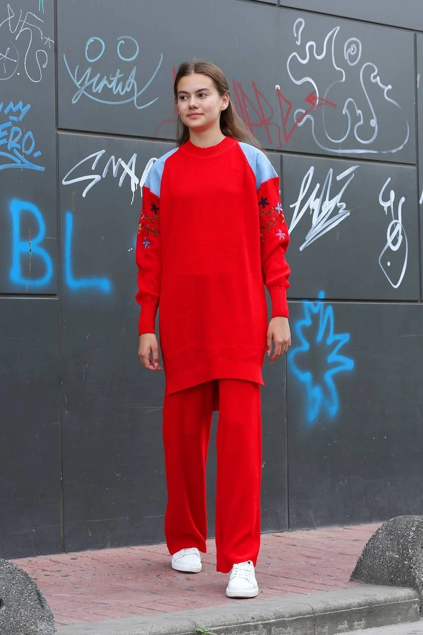 Omuz detaylı kol nakışlı ikili alt üst triko takım kırmızı