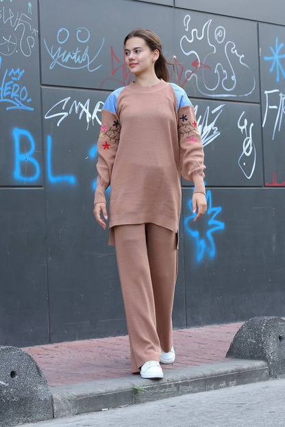 Omuz detaylı kol nakışlı ikili alt üst triko takım vizon