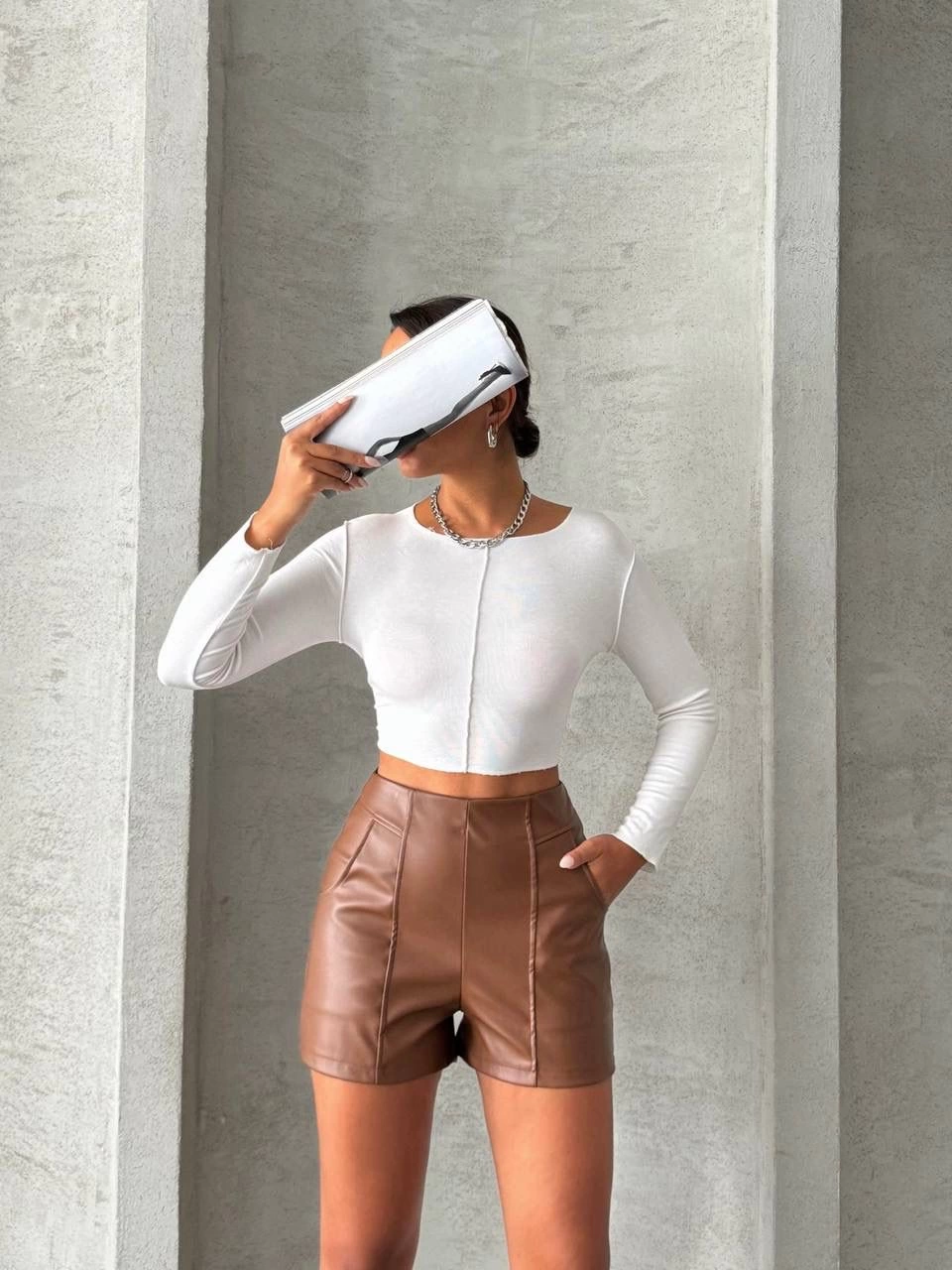 Parçalı cepli deri şort taba w26312