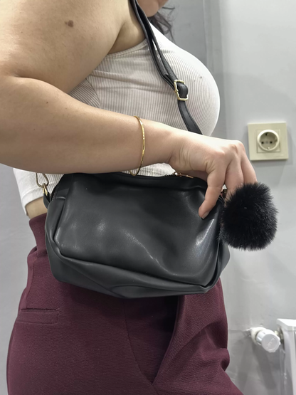 Ponpon siyah cilt çanta