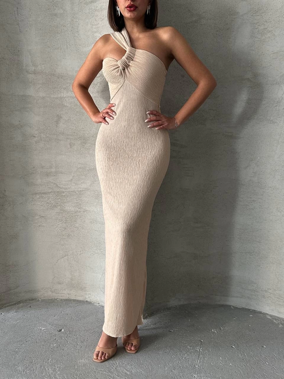 Tek omuz pliseli elbise