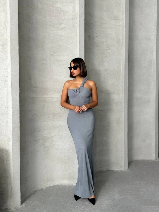 Tek omuz pliseli elbise