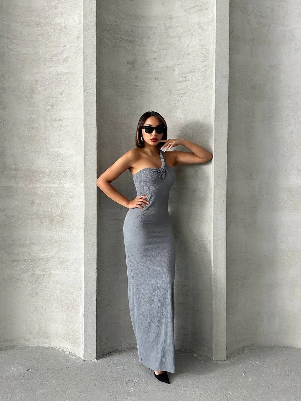 Tek omuz pliseli elbise