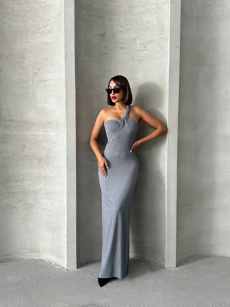 Tek omuz pliseli elbise