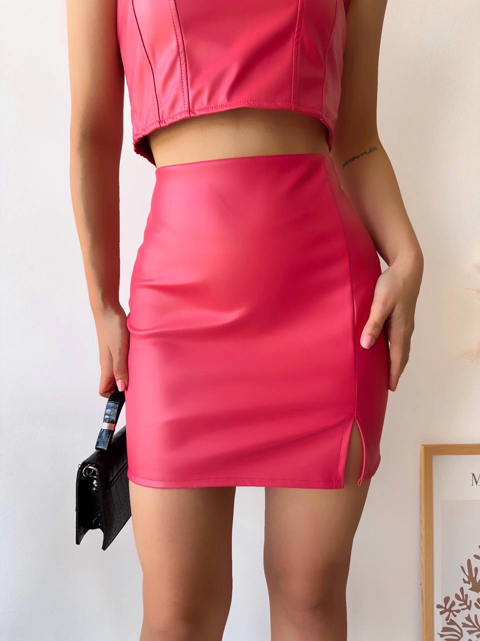 Tek yırtmaçlı arkadan fermuarlı deri etek fuşya s24475