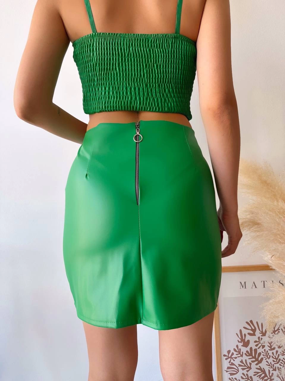 Tek yırtmaçlı arkadan fermuarlı deri etek yeşil s24475