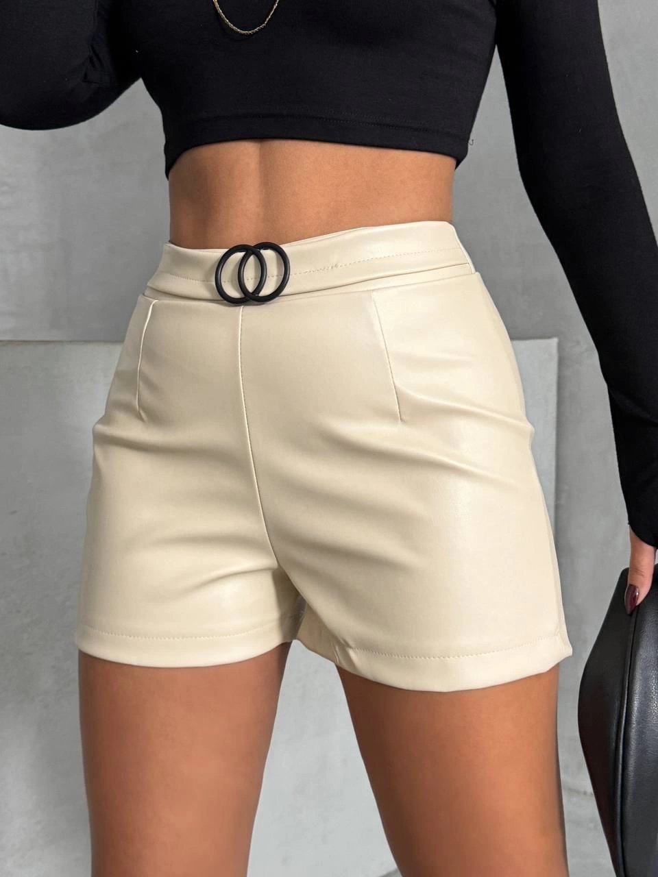 Tokalı deri şort h24444