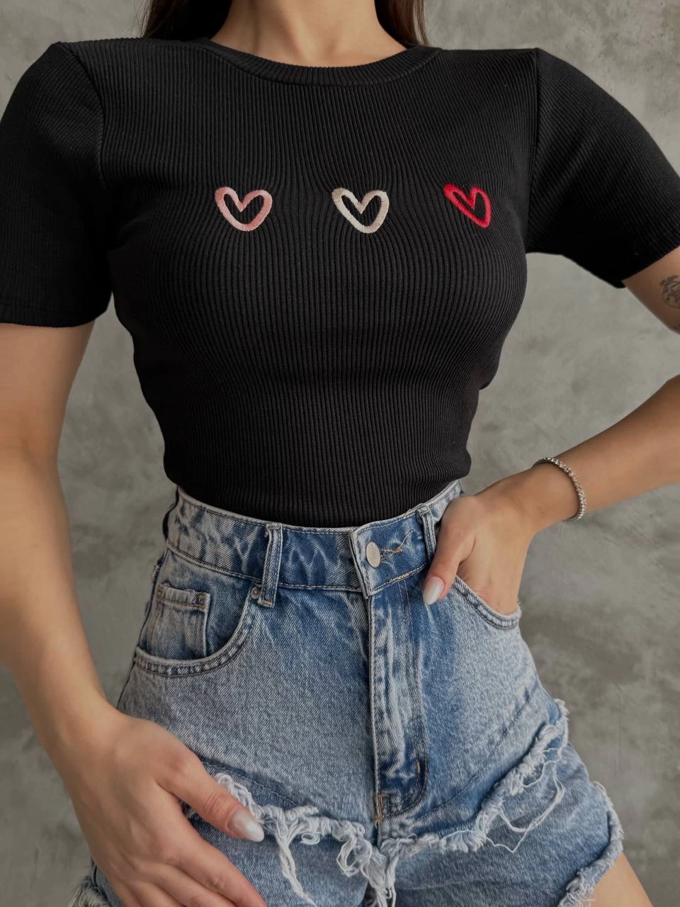 Üçlü kalp nakışlı bluz