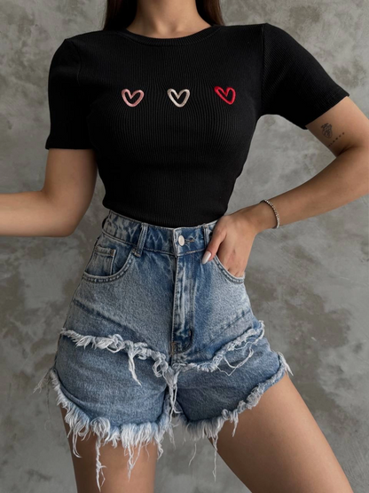 Üçlü kalp nakışlı bluz