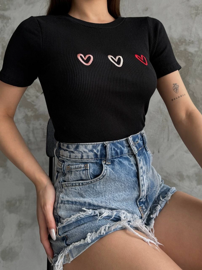 Üçlü kalp nakışlı bluz