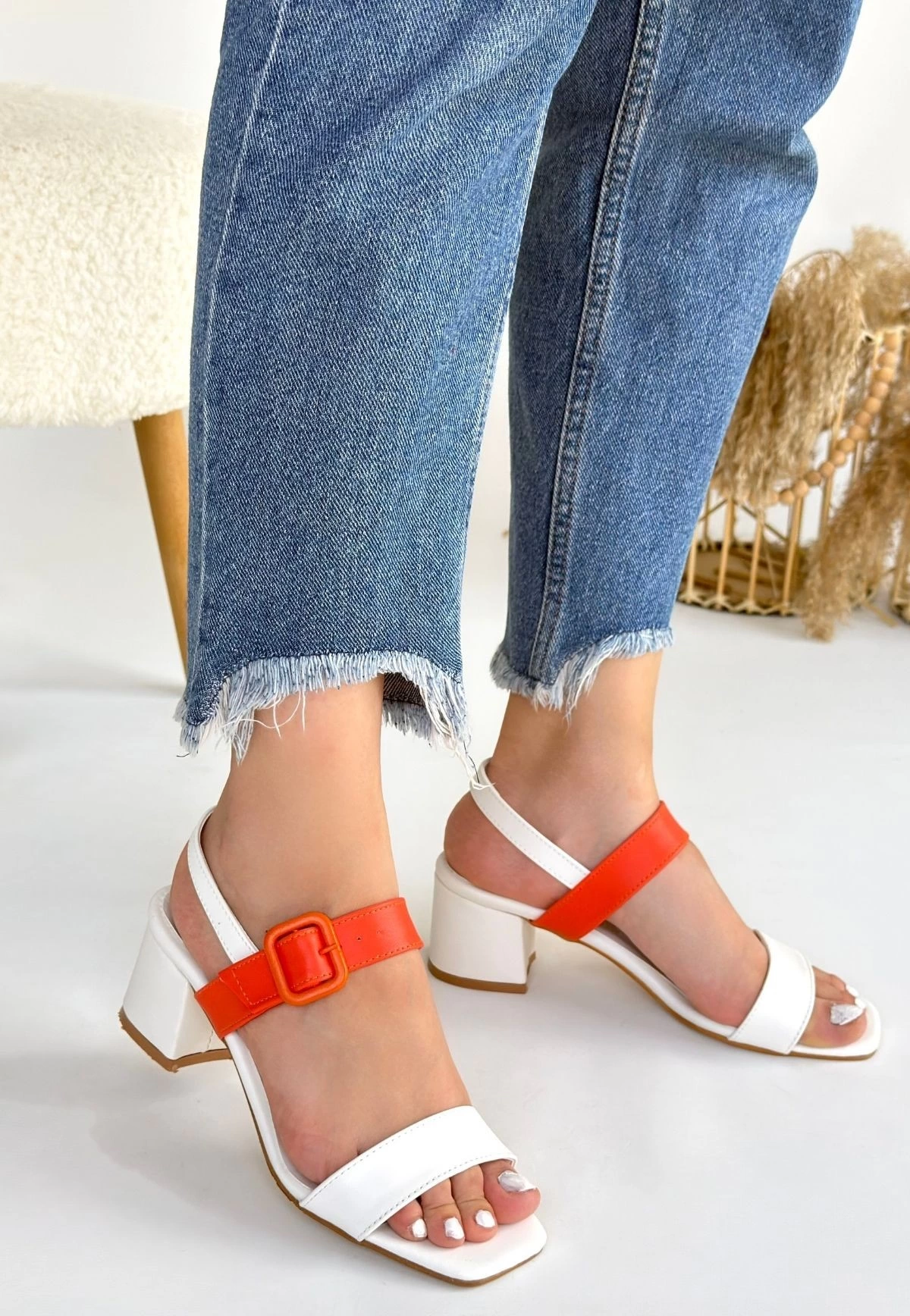 Year Beyaz Cilt Turuncu Detaylı Beyaz Topuklu Ayakkabı